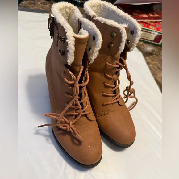 Me Too Boots With Faux Fur Inside Size 9.5 - Picture 10 of 10